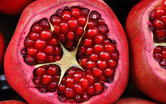 Чи можна їсти гранат з кісточками: відповідь експертів